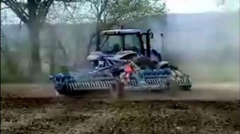 国产拖拉机帅哥视频播放,视频播放下的硬汉魅力