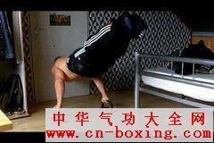 国产倒立俯卧撑视频,国产倒立俯卧撑视频展示惊人技巧