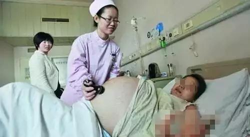 美国产房分娩双胞胎视频