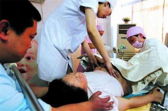 美国产房分娩双胞胎视频